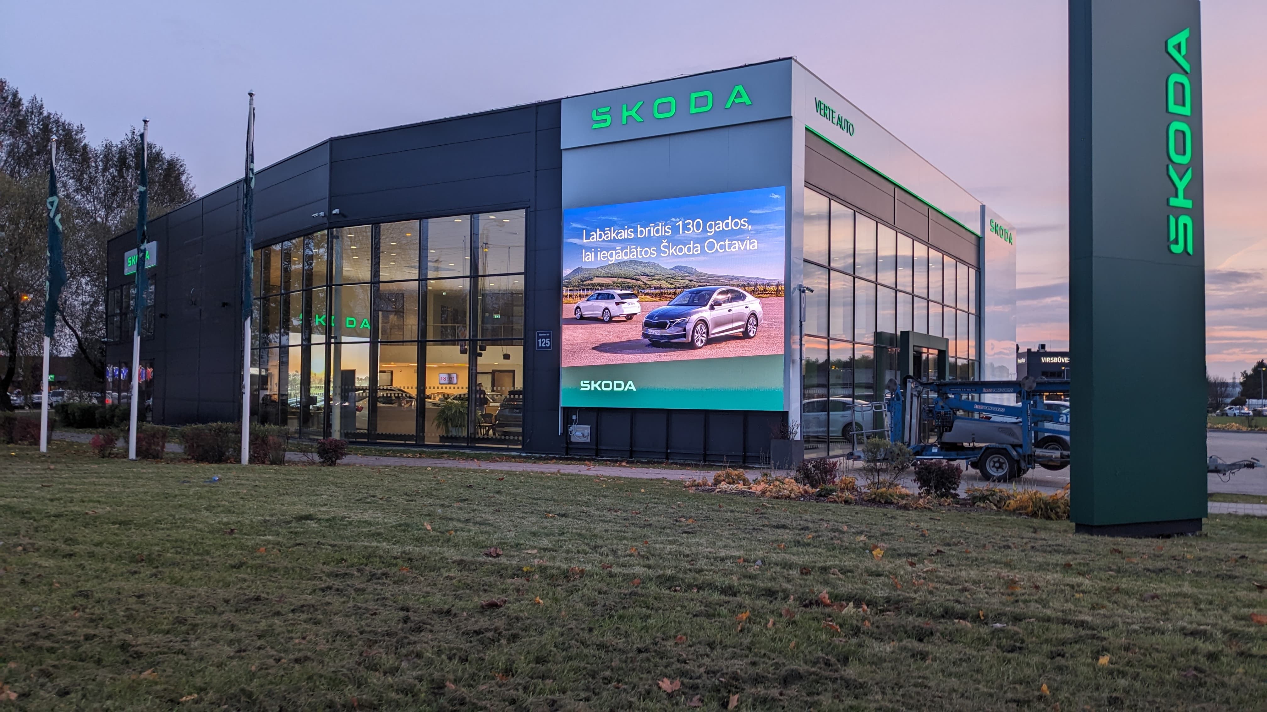 ŠKODA fasādes LED ekrāns Rīgā