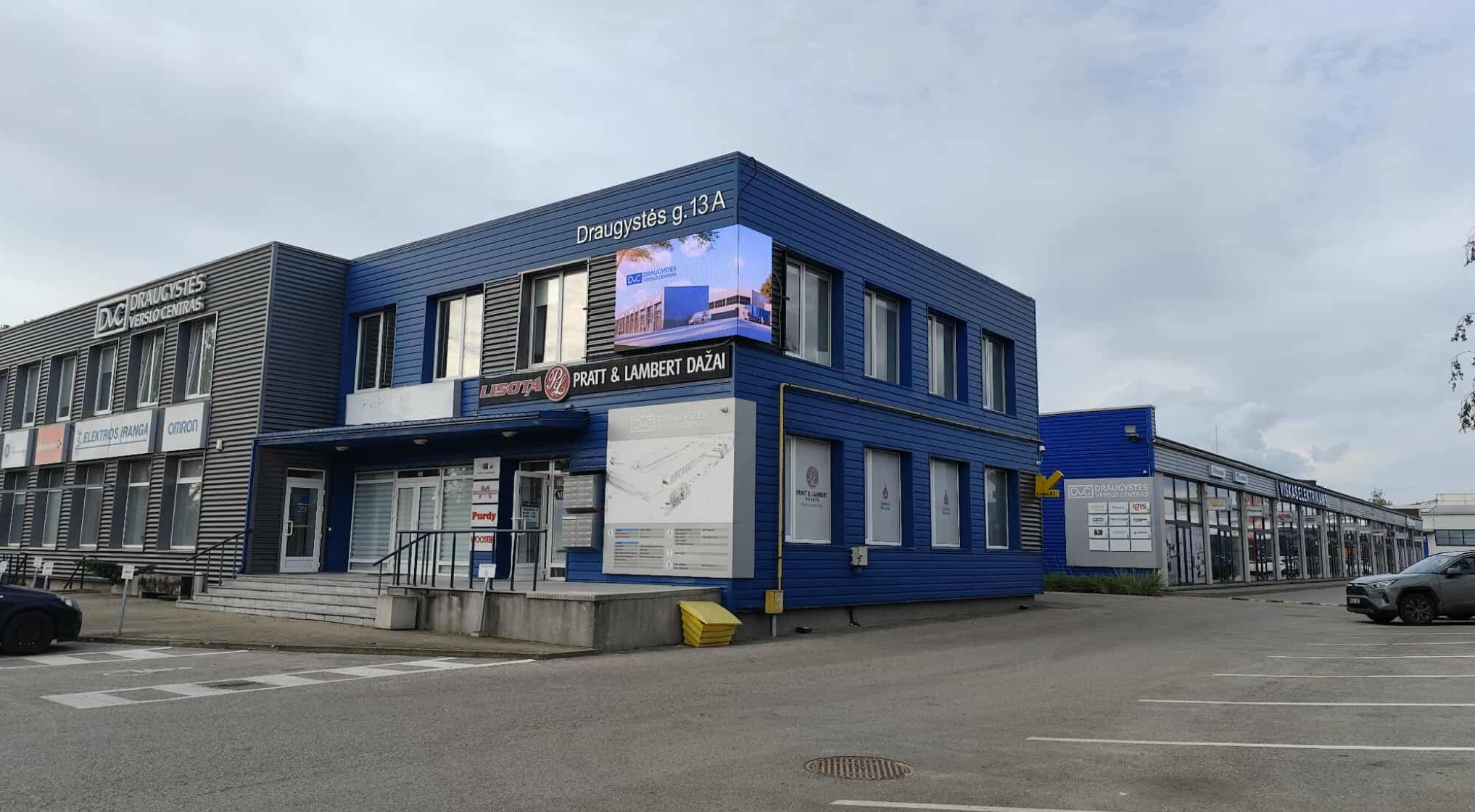 Draudzības biznesa centrs - fasādes ekrāns