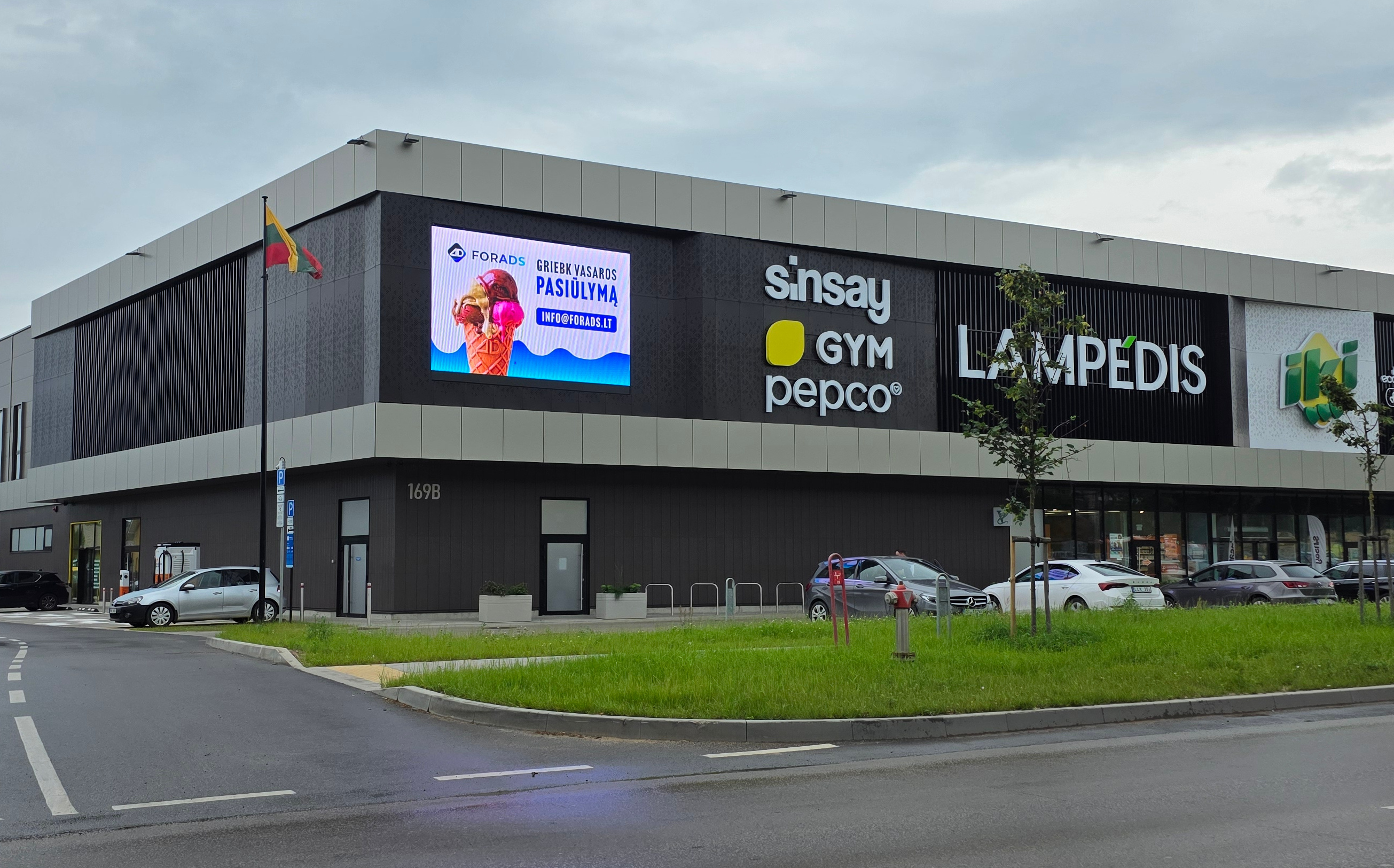 IKI laternas staba reklāmas ekrāns