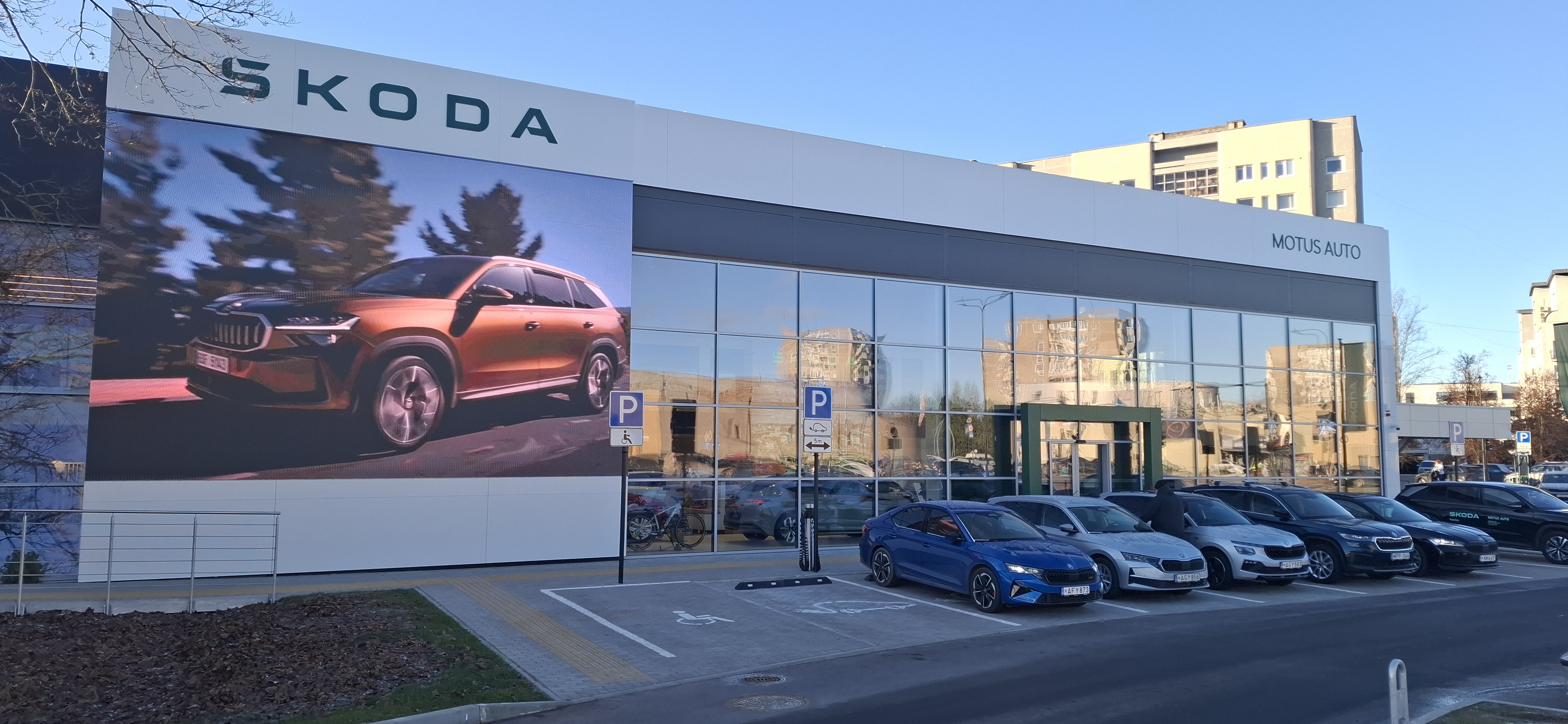 ŠKODA autosalono fasadinis LED ekranas Vilniuje